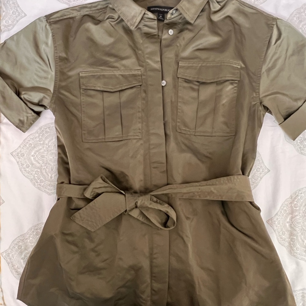 Banana Republic army color, don’t mind my modeling pic with white socks lol